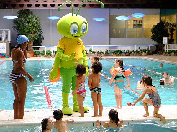 De mascotte van Park Molenheide bij het zwembad