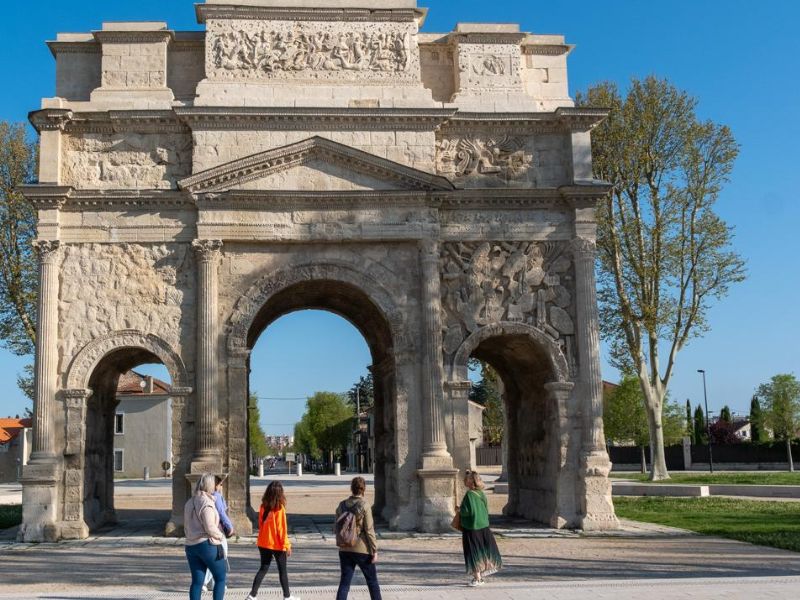 Op de Arc de Triomphe in Orange zien kinderen de strijd tussen de Romeinen en de barbaren.
