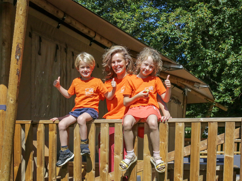 Elisabeth en haar kinderen op de Glamping Landal Neufchateau in België