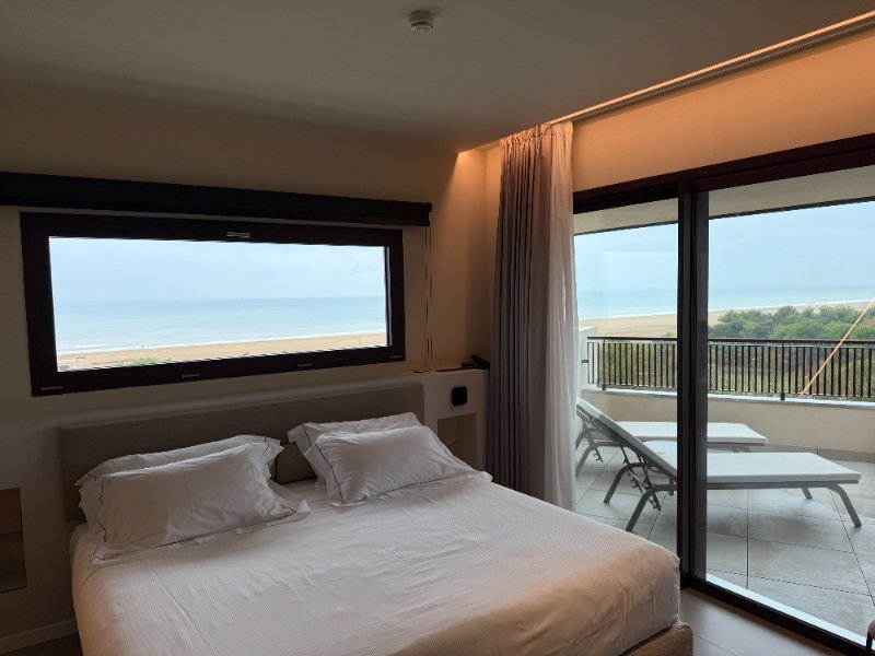 Een moderne suite die uitkijkt op zee