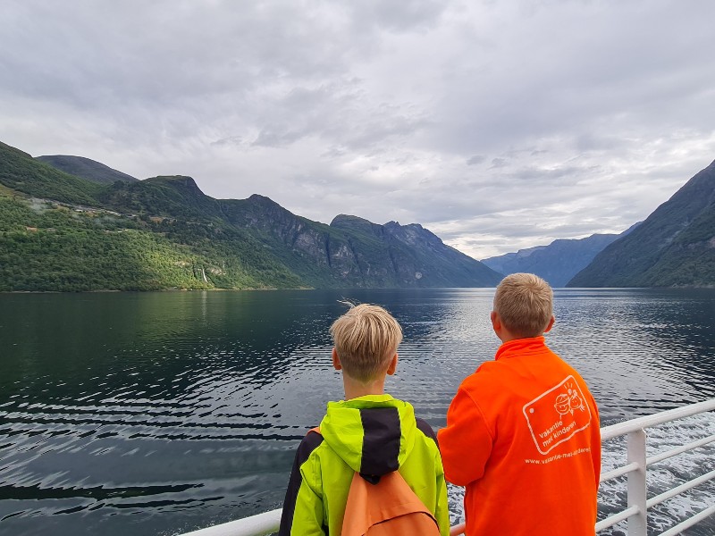 Prachtig uitzicht tijdens de mooie boottocht van Hellesylt naar Geiranger