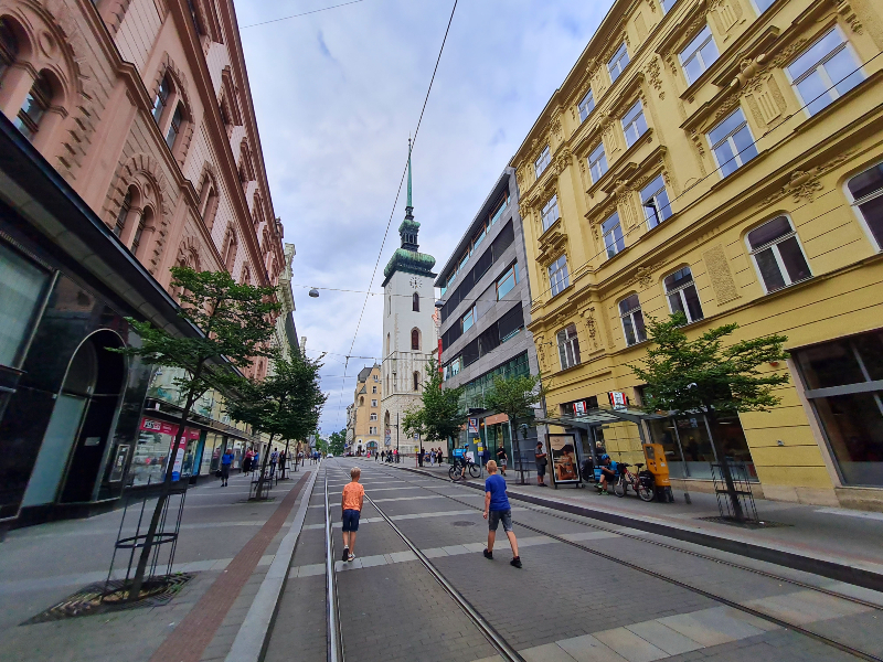 Brno-zicht-op-St-James-800