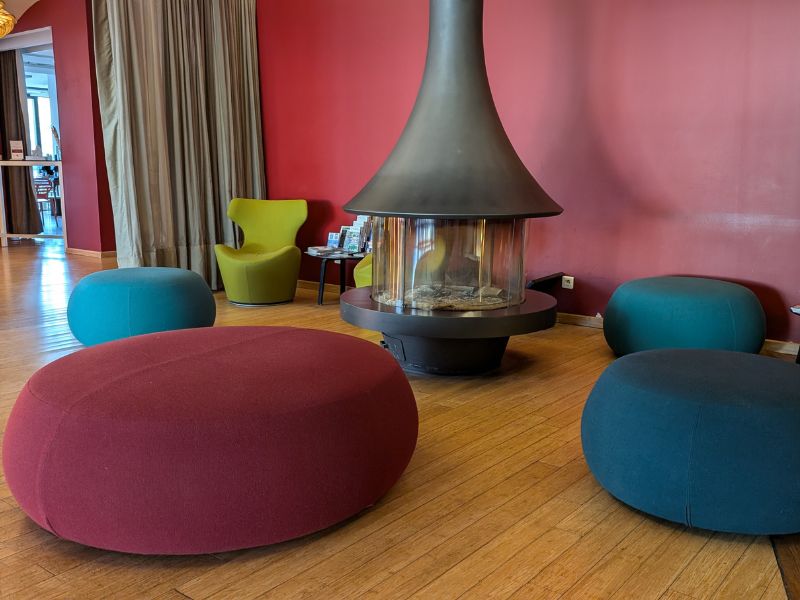 Viersterrenhotel C Suites heeft fijne zithoeken en een tennisbaan, perfect voor tieners! 