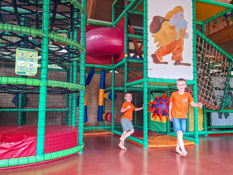De binnenspeeltuin van Camping de Berken