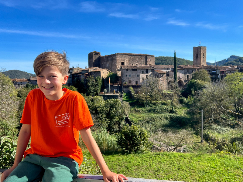 Duuk bij het uitzicht op Santa Pau