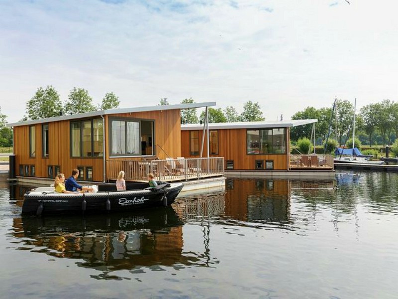 De waterwoningen van Center Parcs de Eemhof