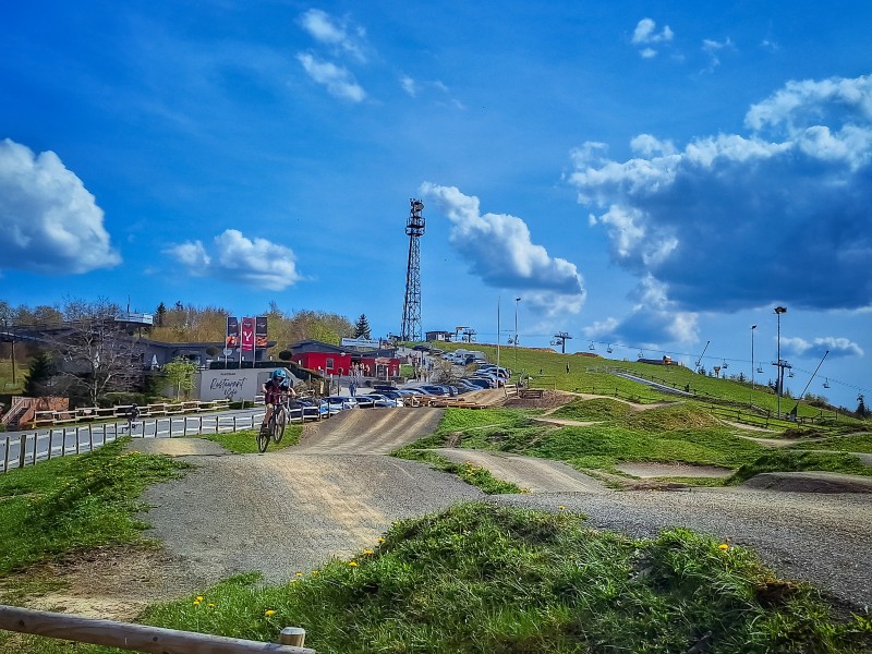 Erlebnisberg Kappe met het bikepark op de voorgrond