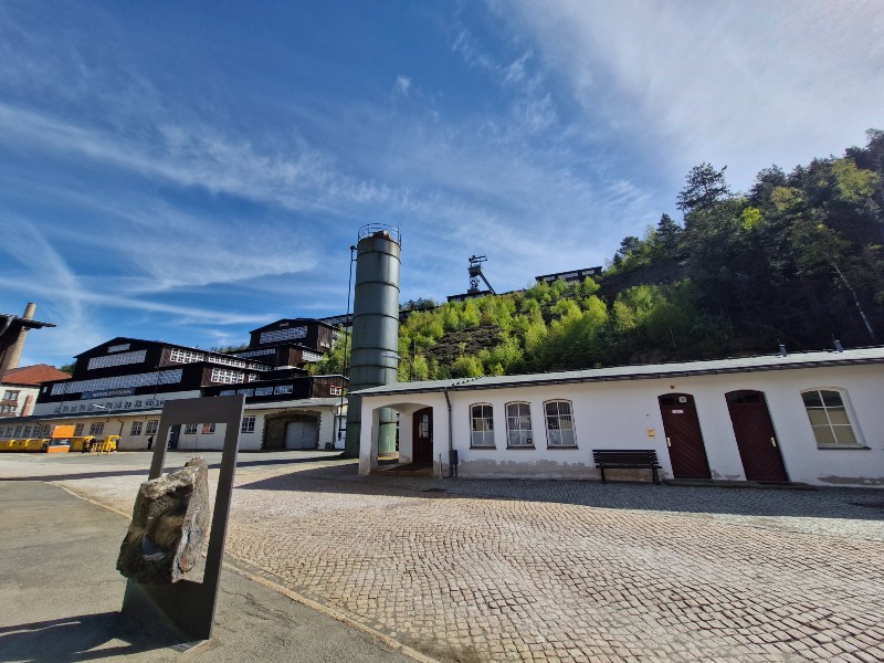 Op verschillende plekken in Goslar vind je brokken erts