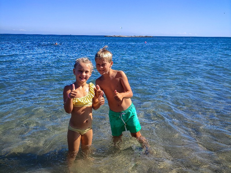 Zwemmen en spelen op het strand van Faliraki