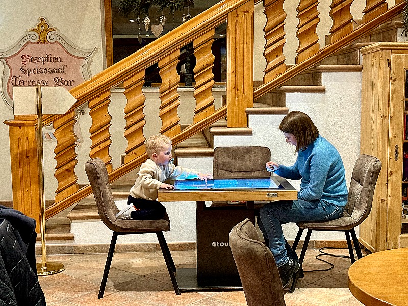 Samen spelltjes spelen; van Mens Erger je Niet tot schaken. Samen spelltjes spelen; van Mens Erger je Niet tot schaken.