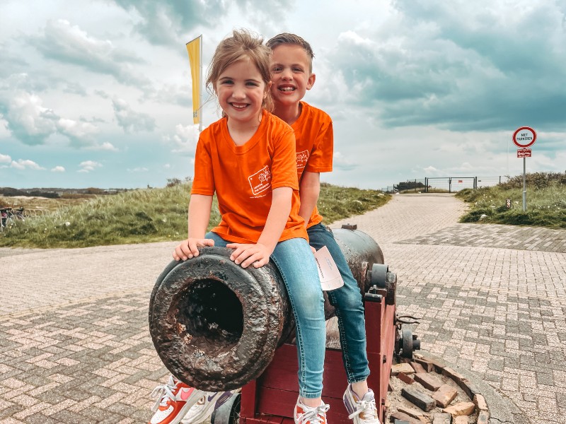 Op het kanon bij Fort Kijkduin