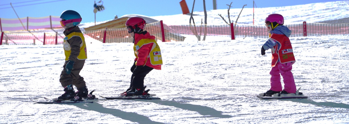 Overal op piste zie je kinderen skiën.