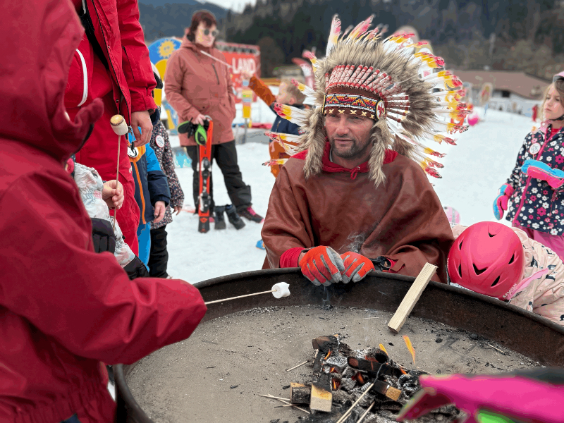 Op de derde dag is het indianen-dag bij de skischool. Iedereen krijgt een veer en aan het eind van de dag kun je met een indiaan marshmallows roosteren