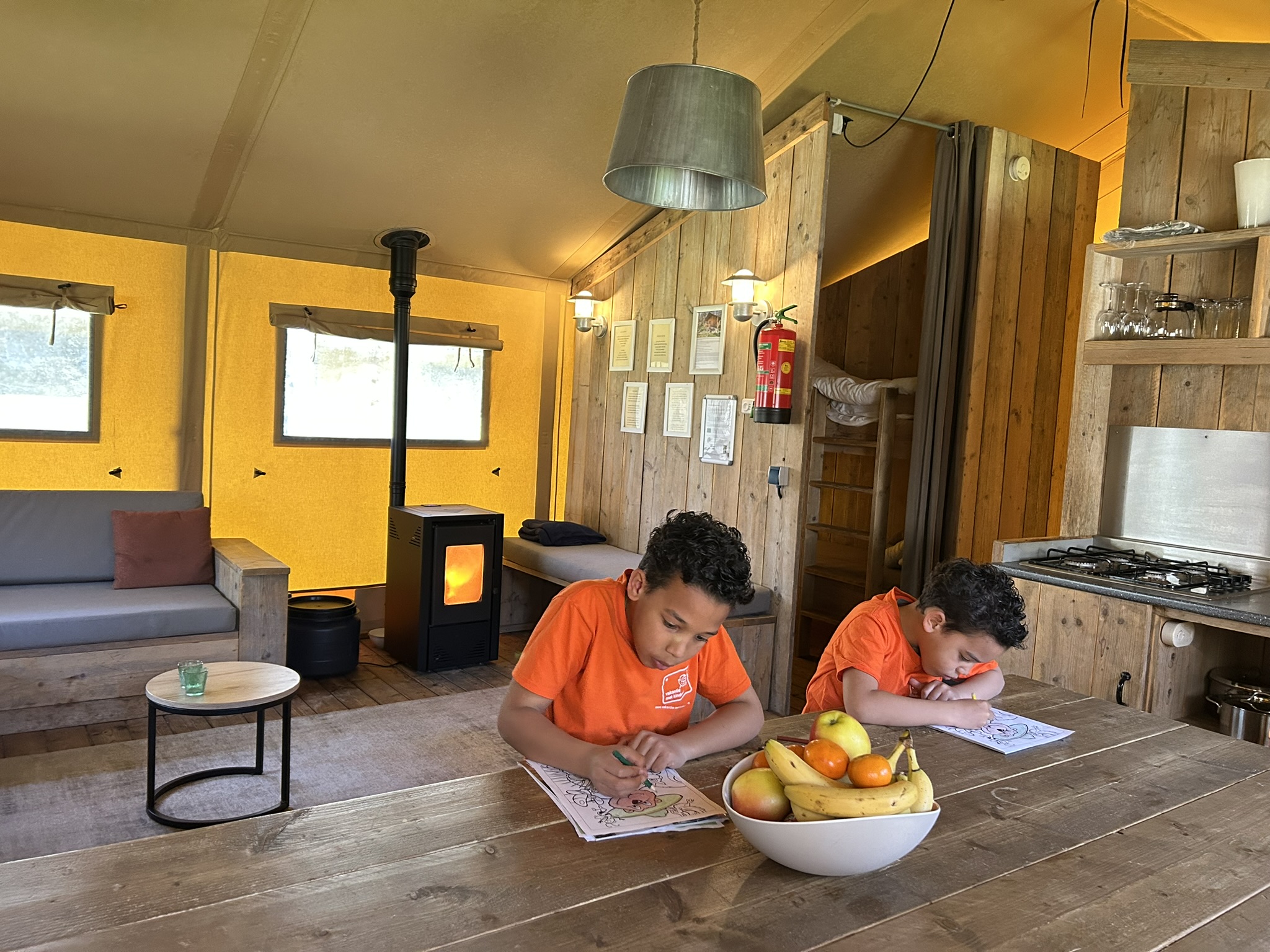 In de tent lekker knutselen bij de kachel