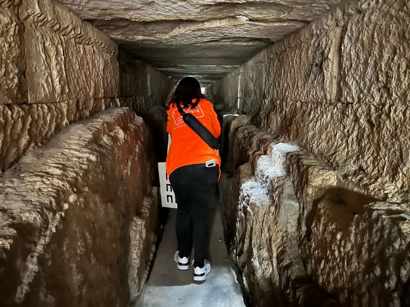 Loop met kinderen bovenop de Pont du Gard door de tunnel waar ooit het water liep