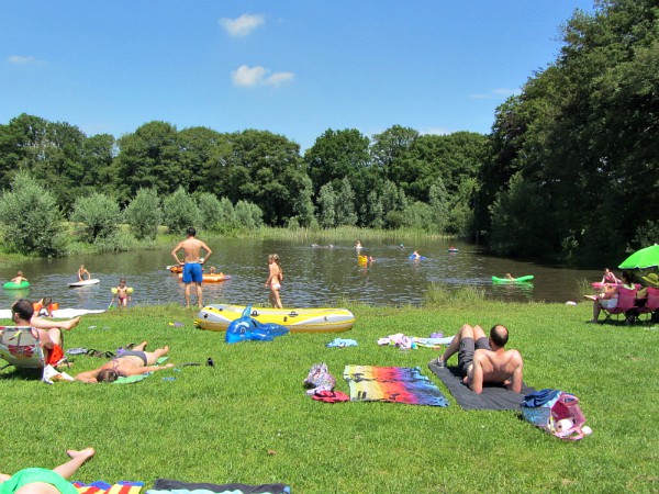Zwemvijver bij camping Landgoed de Hoevens