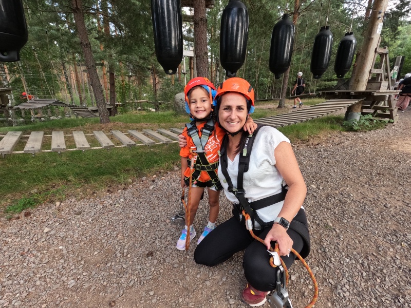 Lisette en haar dochter in Vimmerby klimpark