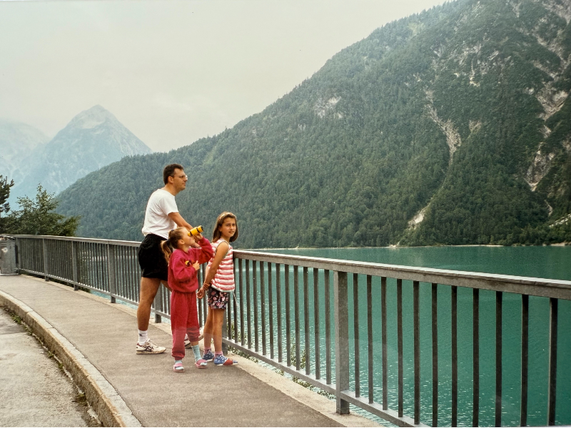 Lisette als 8 jarige samen met haar vader en zusje op vakantie in de bergen