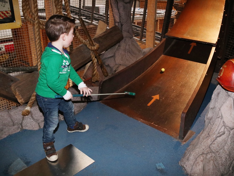 Mark is in zijn nopjes op de minigolfbaan van vakantiepark Molenheide