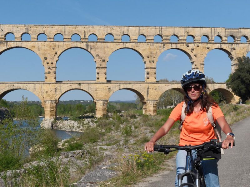 Mountainbiken naar de Pont du Gard met de kinderen en daar picknicken aan het water, beter wordt je vakantie niet!