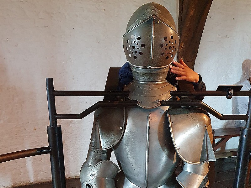 Lastig kijken door de helm van de ridder