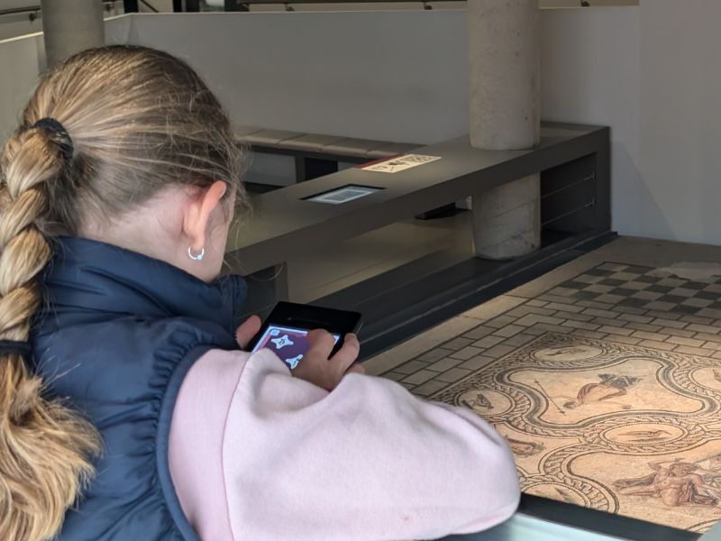 In Musée de la Romanité kunnen kinderen met de visual guide missies uitvoeren als archeoloog