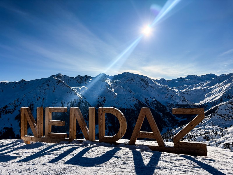 Nendaz in houten letters in de bergen bij Plan du Fou