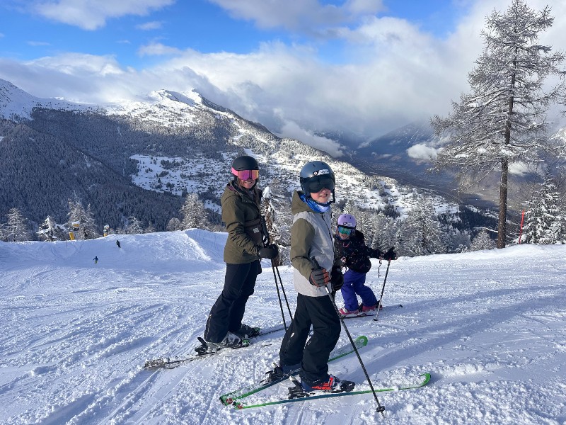 Simone op de piste in Nendaz met de kinderen