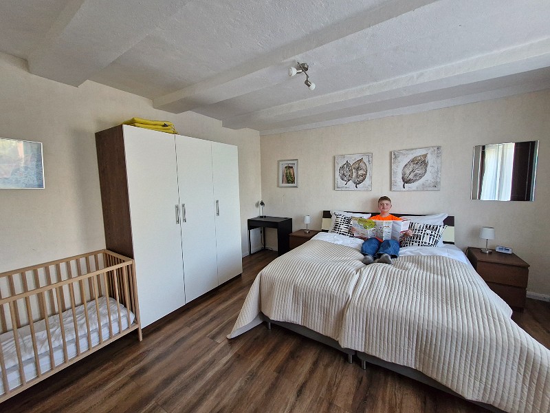 Op de ouderslaapkamer is ook een kinderbedje aanwezig