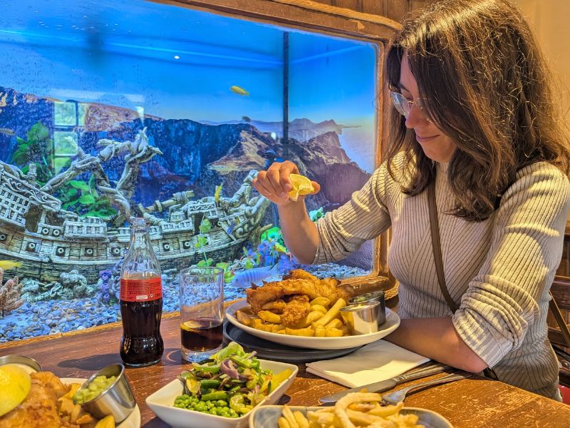 De beste fish and chips eet je bij the Rusty Mackerel vlakbij Slieve League