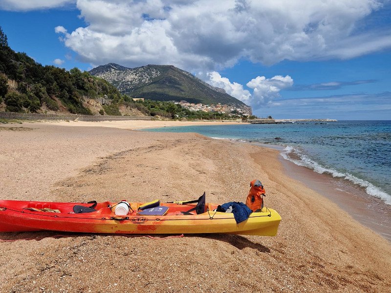 Kano op het strand op Sardinië