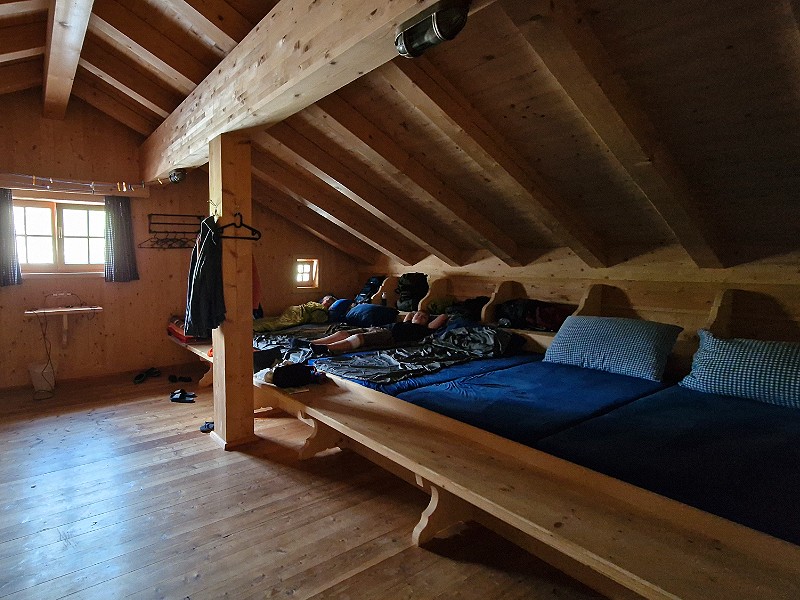 Een grote slaapzaal voor 14 personen