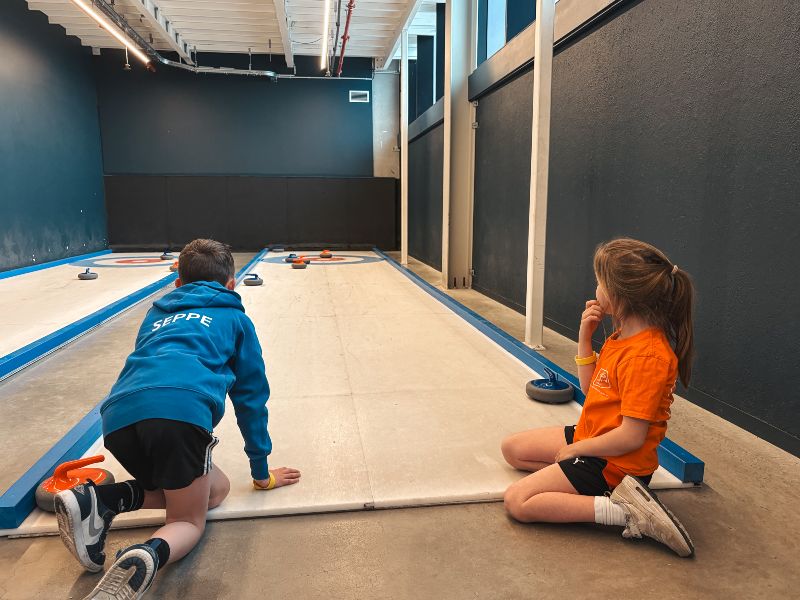 Seppe en Bobbi beoefenen de sport curling