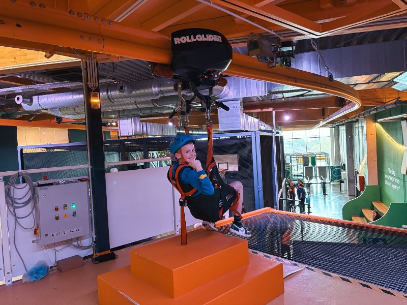 Seppe betreedt de zipline van het park