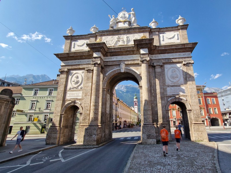 De mooie Triumphpforte van Innsbruck uit 1765