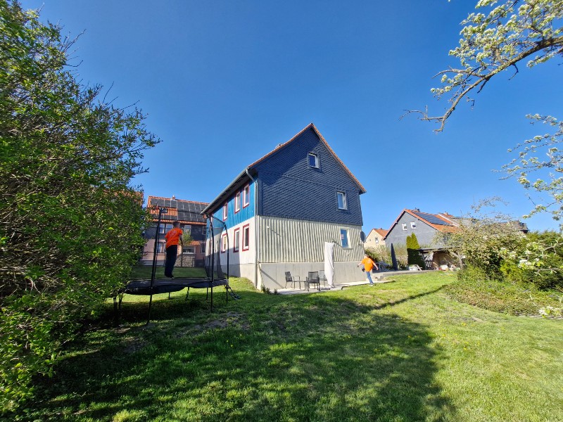 De heerlijk grote tuin rondom het huis