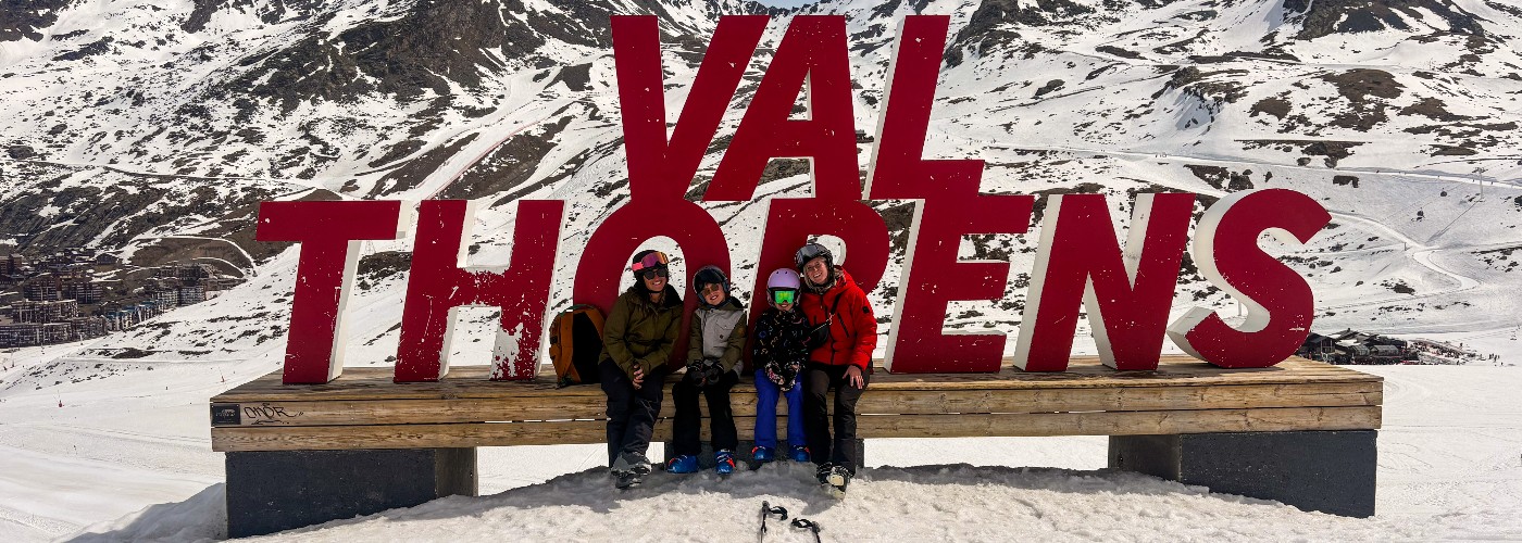 Wij voor de letters van Val Thorens op de piste