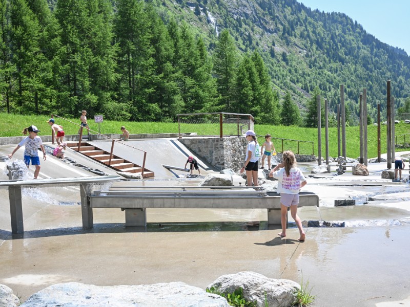Bobbie speelt in de waterspeeltuin van Vaujany