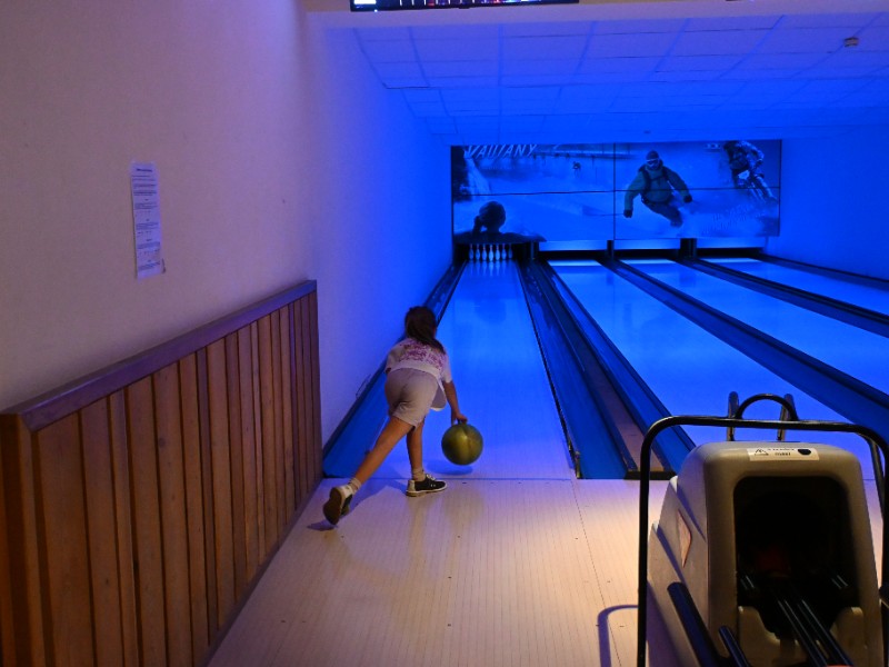 Bobbie probeert een strike te gooien met bowlen.