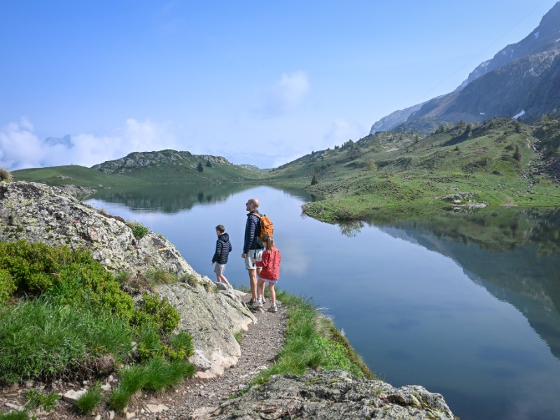 De familie begint aan de hike van de 7 meren op de Alpe d'Huez