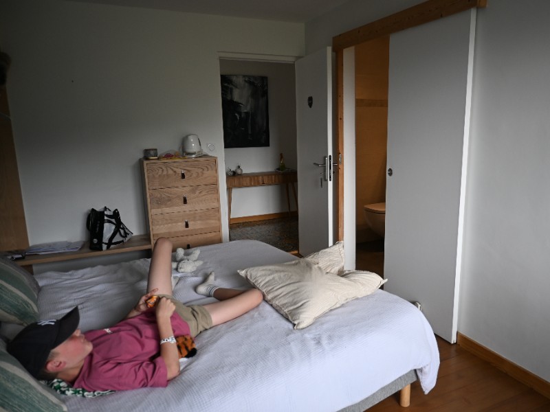 Seppe rust even uit op de kamer van het hotel.