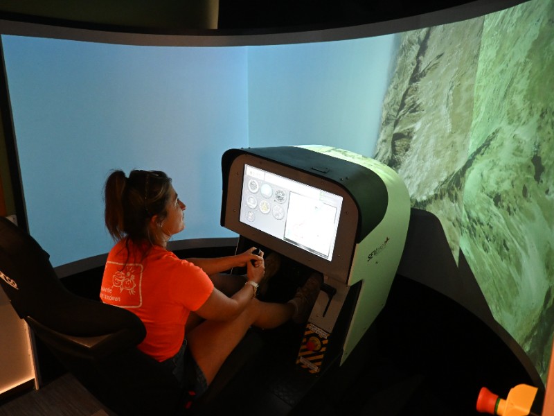 Simone in de flightsimulator in het museum