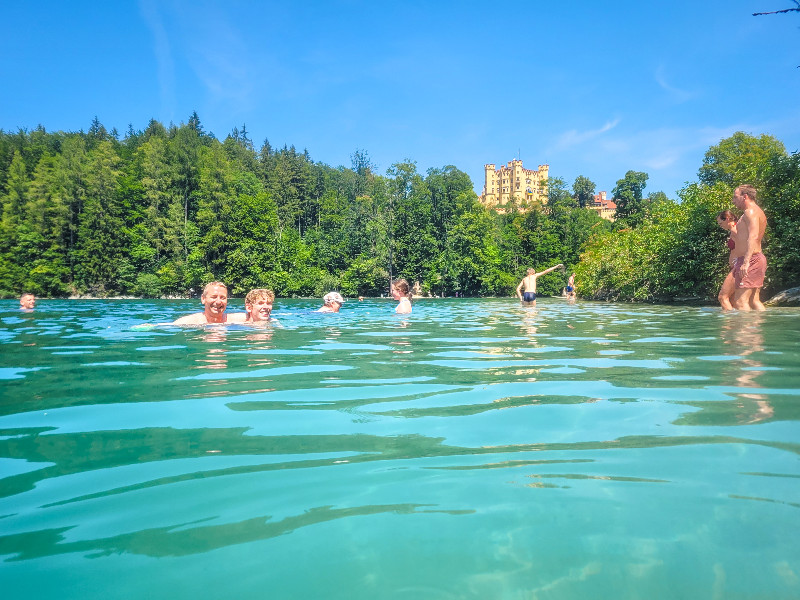 Zeb en Patrick in de Alpsee met zicht op Slot Hohenschwangau