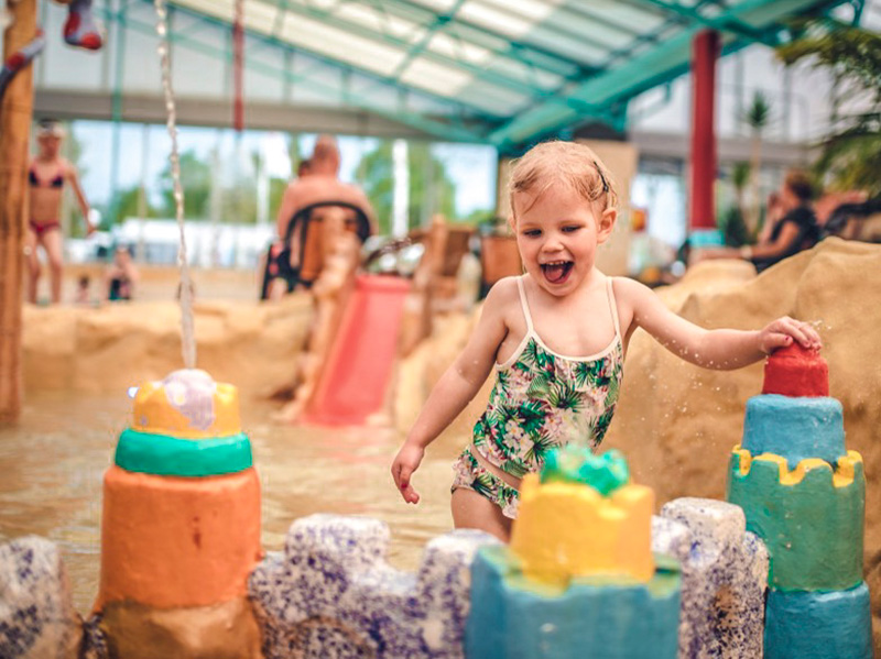 Meisje met waterpret in Ardoer Ackersate 