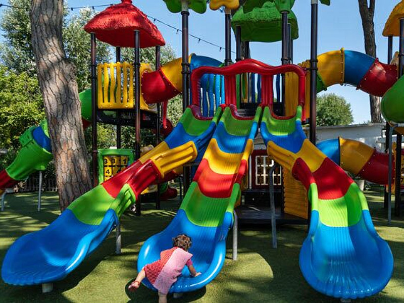 Vrolijk gekleurde speeltuin van Camping Adriano
