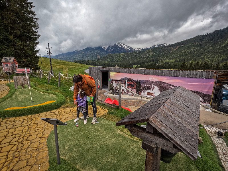 We doen een spelletje midgetgolf bij Mountain Adventure Golf