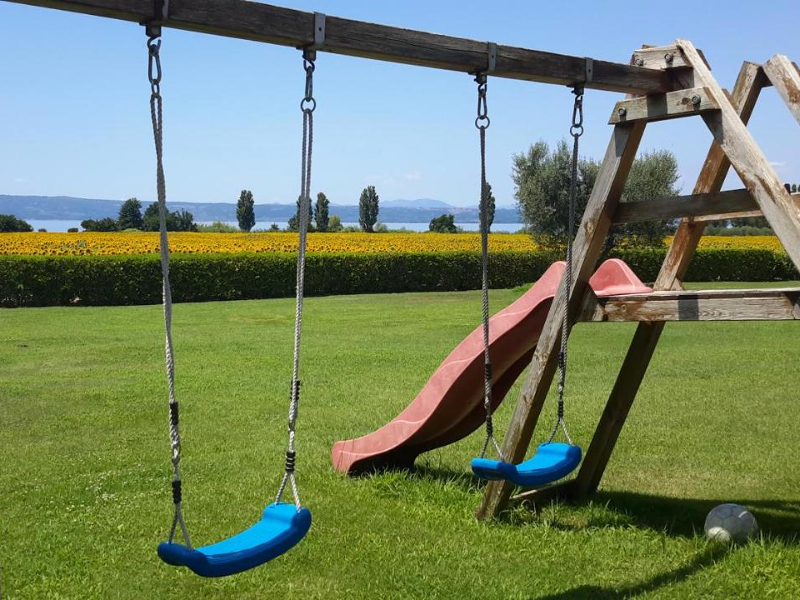 Genieten: de kinderen spelen tussen de velden bij Agriturismo Arlena