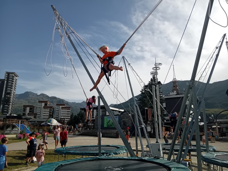 Bungee trampoline springen tegen gereduceerd tarief met de gezinspas