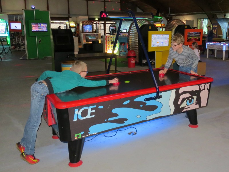 Airhockey bij E-Village