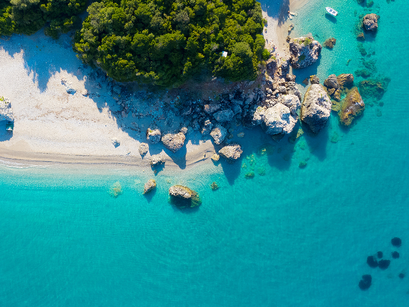 Eindeloos azuurblauw water langs de Albanese Rivièra